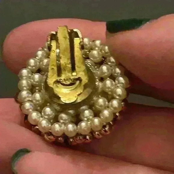 Vintage circular beaded clip on earrings - Picture 5 of 5